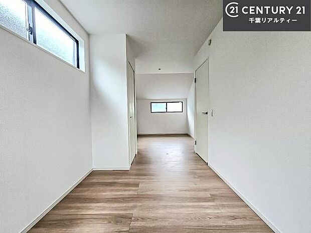 明るい室内は、風通しも良く、明るく大変居心地の良い空間となっております。リラックスして過ごせる心地の良いお部屋です！