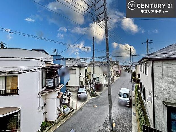 落ち着きある住宅街です！周囲には高い建物がなく、空が広く開放感があり、陽当たりを大きく遮られることもありません！気持ちの良い風が通り抜ける街並みです！