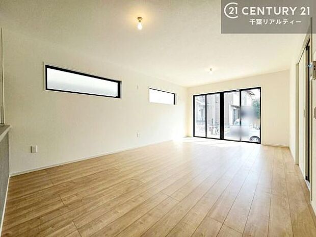 広々としたLDKは21帖超え!ご家族みなさまでゆったりお寛ぎいただけます!上部吹き抜けぶぶんがあるのでより開放的です!