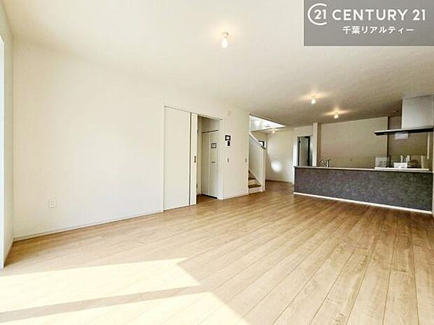 大きな窓からたっぷりの陽ざしが入る明るいリビング。開放感のあるリビングで家族団らんのくつろぎの時間を過ごせます!当日のご見学可能です!是非現地で陽当たりなどご体感くださいませ!