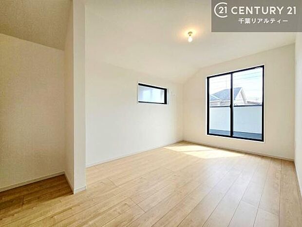 優しい光が差し込む洋室は、朝の目覚めも気持ちが良さそうですね。おうち時間もゆったりと過ごすことができます。優しい色合いのフローリングがどんな家具にもマッチします!