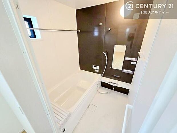 落ち着きある大人の雰囲気のバスルームは、味が出ていてバスタイムが充実!お仕事頑張っているご褒美にお好みの匂いの入浴剤を入れて、楽しんでみてはいかがでしょうか?