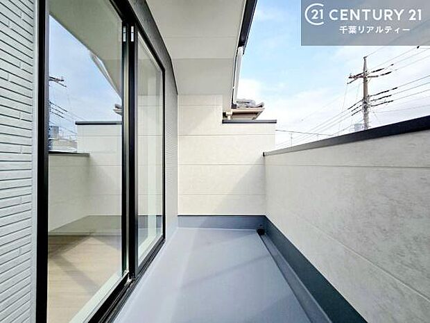 陽当たりの良いバルコニーで、お洗濯物もよく乾きそうですね!お天気の良い日にはバルコニーへ出てリフレッシュするのも気持ちよさそうです。