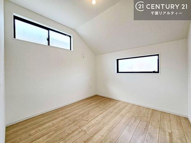 2面採光を確保した明るい室内は、風通しも良く、明るく大変居心地の良い空間となっております。リラックスして過ごせる心地の良いお部屋です!