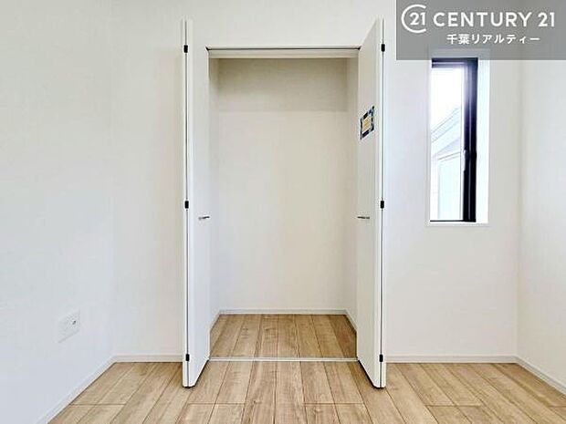 収納スペースがついています!居室をスッキリ整頓する事ができますね。家具を選ばないシンプルなデザインの為、家具を選ばずお気に入りの空間作りができそうですね。