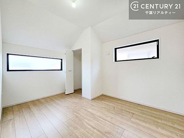 納戸としてはもちろん、2面採光により明るさを確保し、収納も完備しているため、居室としても快適にお使いいただける多目的な空間です。