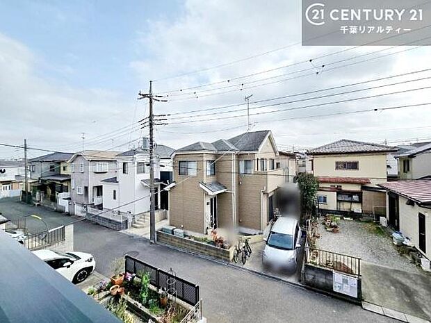 晴れた日には青い空を見渡せる開放的な時間を楽しめます。気持ちの良い風が通り抜ける街並みです!