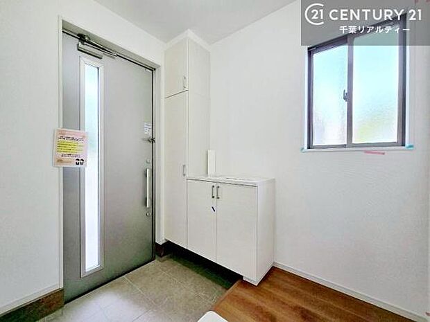 疲れて帰ってきても、ただいま！を言いたくなる、優しく迎え入れてくれる空間になっています。明るく温もり溢れる玄関です！