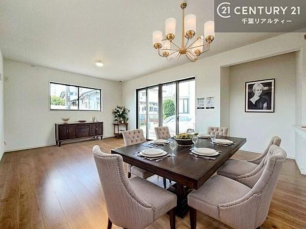 家具はCGパースです。開放感のある広々LDK！ソファーやダイニングテーブルを置いても窮屈にならないので快適に過ごせます！コミュニケーションが取りやすいリビングです！