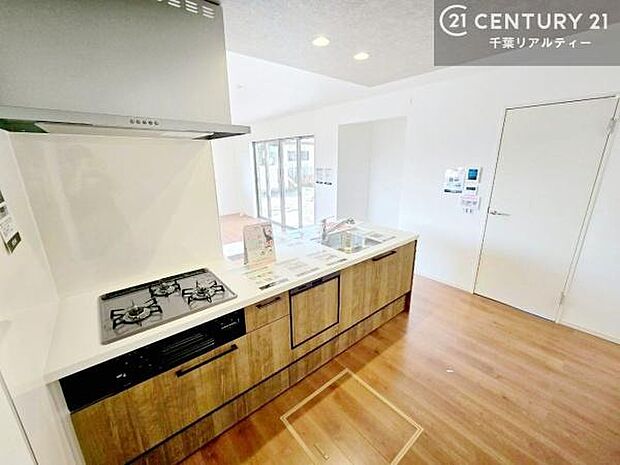 大人気の対面式システムキッチンを採用しています！ご家族のコミュニケーションが自然と増える設計です。お子様にも目が届くので嬉しいですね！広々使えて快適で作業が進みます。