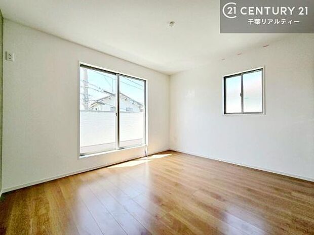 バルコニーに面した明るい寝室。心地よい陽光と風を感じられる開放的な空間で、毎日をゆったりとお過ごしいただけます。