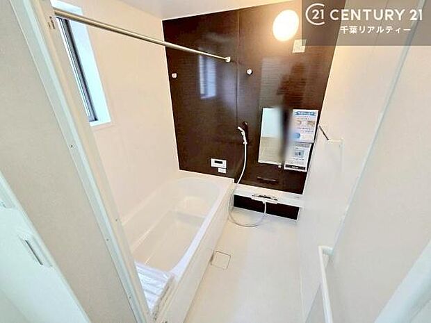 落ち着きある大人の雰囲気のバスルームは、味が出ていてバスタイムが充実！お仕事頑張っているご褒美にお好みの匂いの入浴剤を入れて、楽しんでみてはいかがでしょうか？