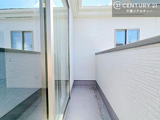 陽当たり良好なバルコニーです！晴れた日には青い空を見渡せる開放的な時間を楽しめます。