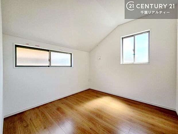 2面採光を確保した明るい室内は、風通しも良く、明るく大変居心地の良い空間となっております。リラックスして過ごせる心地の良いお部屋です！