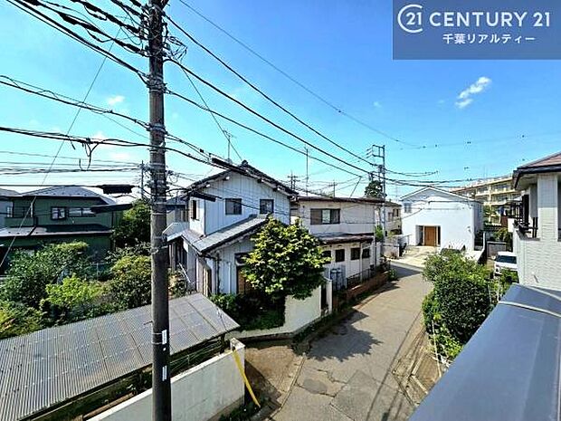 周囲は住宅街が広がる落ち着いた眺望。穏やかな街並みに包まれ、安心感のある住環境です。