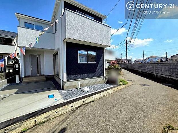 商業施設が徒歩圏内に揃い、日々のお買い物や外食も気軽に楽しめる、利便性に優れた暮らしやすい住環境です。ぜひ現地にてご案内いたします。