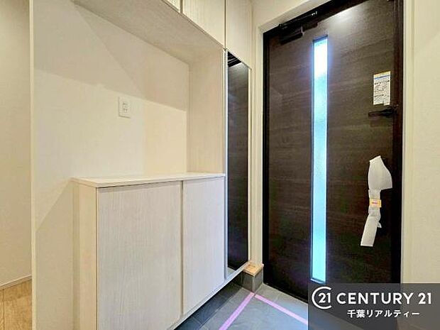 シューズインクローク・シューズボックス付きです!靴だけでなくベビーカーや折り畳み自転車、アウトドア用品もスッキリと片付けられます!