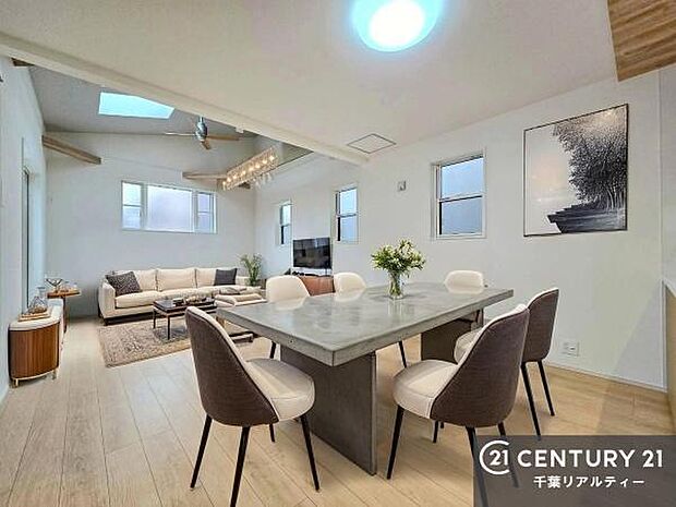 開放感のある広々LDK!ソファーやダイニングテーブルを置いても窮屈にならないので快適に過ごせます!コミュニケーションが取りやすいリビングです。