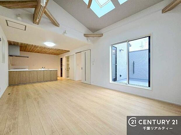 大きな窓からたっぷりの陽ざしが入る明るいリビング。開放感のあるリビングで家族団らんのくつろぎの時間を過ごせます!