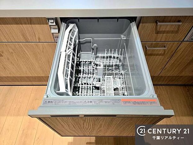 食洗機付きのキッチンです!忙しい時や手荒れ防止として大変活躍する便利な仕様です!ビルトインなのでキッチンの場所を取らず調理スペースを広く使うことが出来ます!