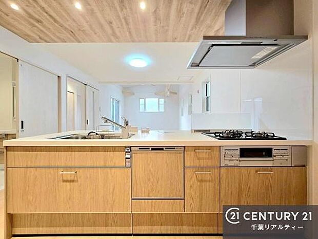 ゆとりある調理スペースで作業がしやすい快適なキッチンです!お子様と一緒にお菓子造りも楽しめる広々スペースです。楽しい調理時間になりそうですね!