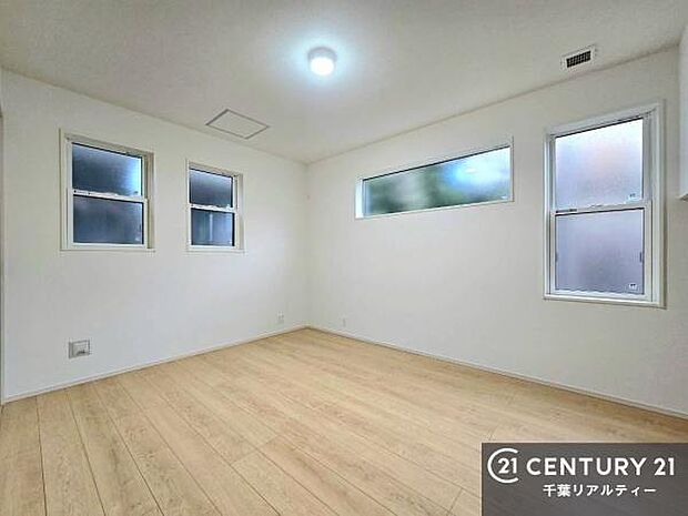 2面採光を確保した明るい室内は、風通しも良く、明るく大変居心地の良い空間となっております。リラックスして過ごせる心地の良いお部屋です!朝の目覚めがスッキリしますね!