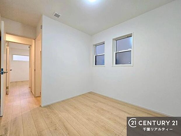掃き出し窓がないお部屋は、お子様のお部屋としても安心です!収納スペースも充実しているので散らかったお部屋をサッと片付けられます!
