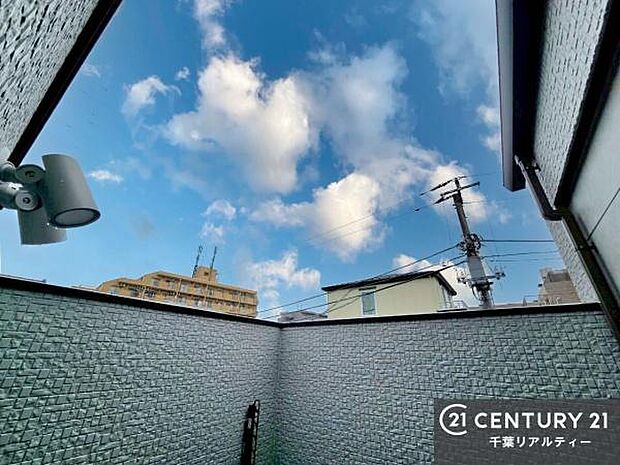 晴れた日には青い空を見渡せる開放的な時間を楽しめます。気持ちの良い風が通り抜ける街並みです!