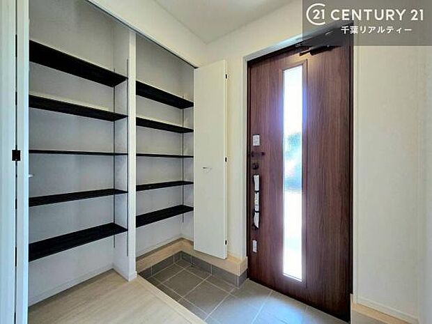 シューズボックス付き。玄関が片付きお掃除がしやすいです!スッキリした玄関で戸を開けた瞬間、清潔感のある心地いい空間が出迎えてくれます。