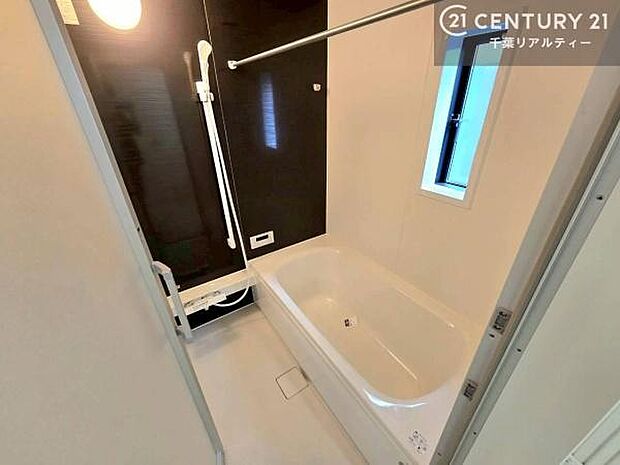 窓からのやわらかな光が差し込む浴室は、換気もしやすく快適。1日の疲れをしっかりと癒してくれる浴室です。