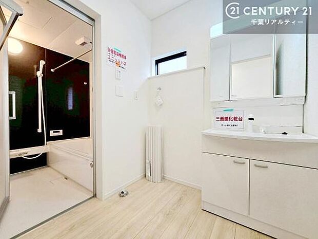 小窓付きの明るい洗面室です!湿気もすぐに入れ替えができて清潔に保つことができます!自然光が差し込むのでお化粧の仕上がりも良くなりますね!