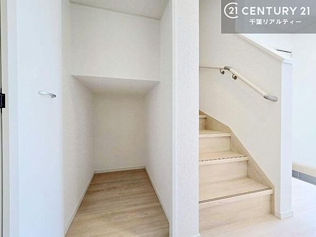 階段横のスペースを無駄なく活かした、便利な収納エリア。日用品やストック品をすっきりと収められ、暮らしにゆとりと快適さをもたらします。