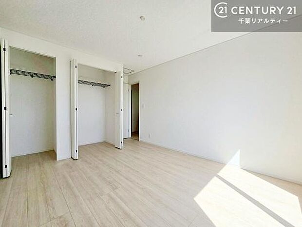 収納スペースがついています!居室をスッキリ整頓する事ができますね。家具を選ばないシンプルなデザインの為、家具を選ばずお気に入りの空間作りができそうですね。