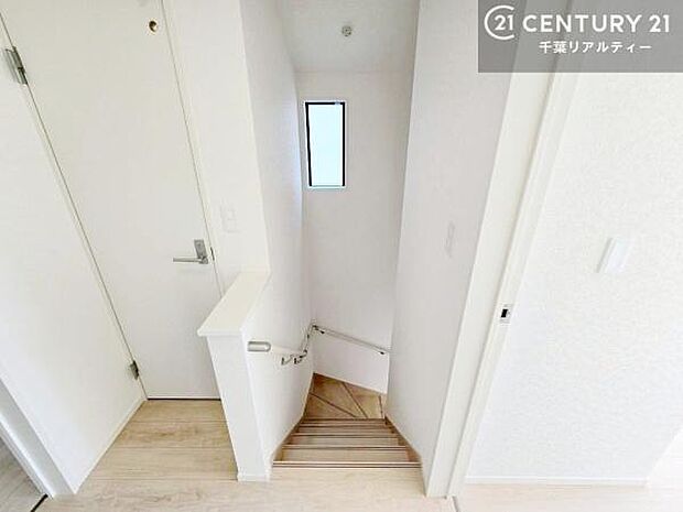 階段は明るく手摺りもついています!お子様やご年配の方も安心してご利用頂けますね!