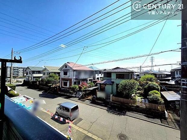 落ち着きある住宅街です!周囲には高い建物がなく、空が広く開放感があり、陽当たりを大きく遮られることもありません!気持ちの良い風が通り抜ける街並みです!