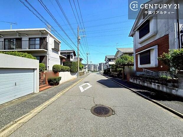 前面道路9m!陽当り良好な立地です。車庫入れが苦手な方も安心ですね。