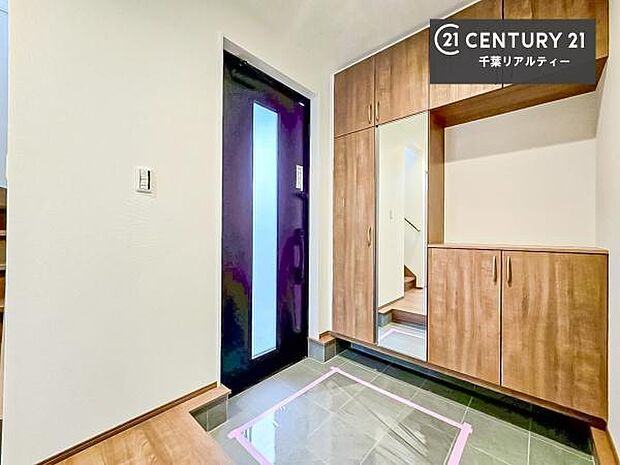 疲れて帰ってきても、ただいま!を言いたくなる、優しく迎え入れてくれる空間になっています。明るく温もり溢れる玄関です!