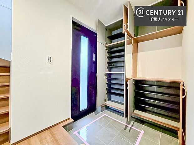 シューズボックス付き。玄関が片付きお掃除がしやすいです!スッキリした玄関で戸を開けた瞬間、清潔感のある心地いい空間が出迎えてくれます。