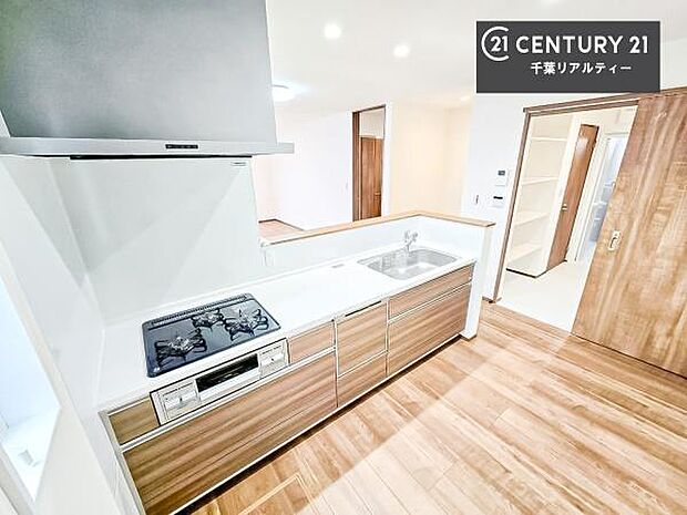 大人気の対面式システムキッチンを採用しています!ご家族のコミュニケーションが自然と増える設計です。お子様にも目が届くので嬉しいですね。収納力もあります!