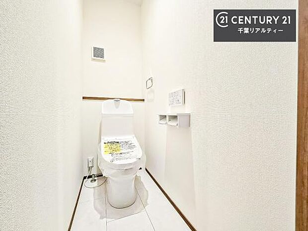 清潔感のある色味のお手洗いです!さわやかでスッキリする空間です!白を基調としているので、お手入れがしやすいトイレです!