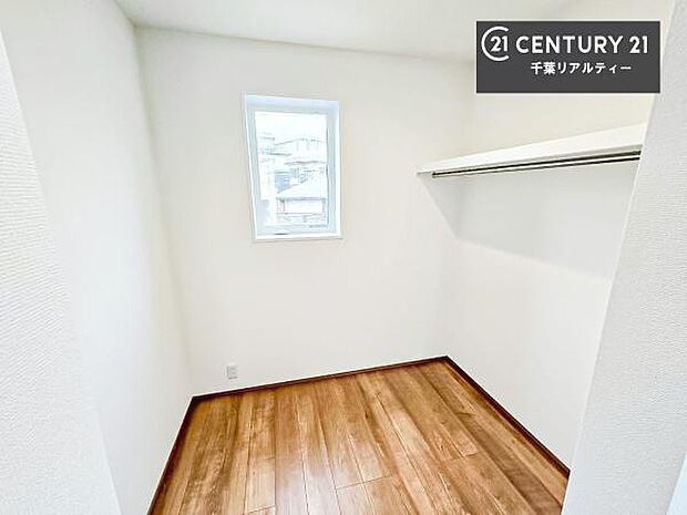 2.4帖の書斎付き!集中できる個室でお子様の学習スペースにも使えそう!受験シーズンに嬉しい!収納としても活用可能!