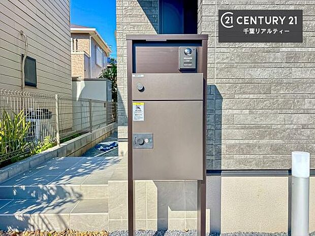 宅配ボックス付きで、不在時の荷物の受け取りもスムーズ。現代のライフスタイルに寄り添った設備が整っています