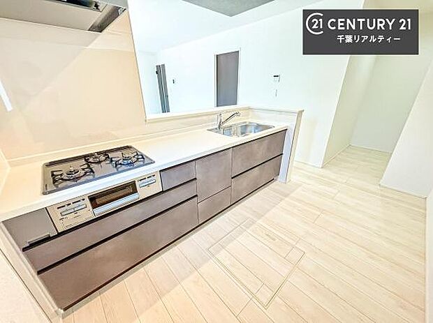 大人気の対面式システムキッチンを採用しています!ご家族のコミュニケーションが自然と増える設計です。お子様にも目が届くので嬉しいですね。収納力もあります!