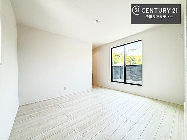 バルコニーへ面した洋室なので天気のいい日はバルコニーへ出てリフレッシュするのもいいですね!充実したプライベートタイムが送れる洋室!陽当たり、風通し良好です。