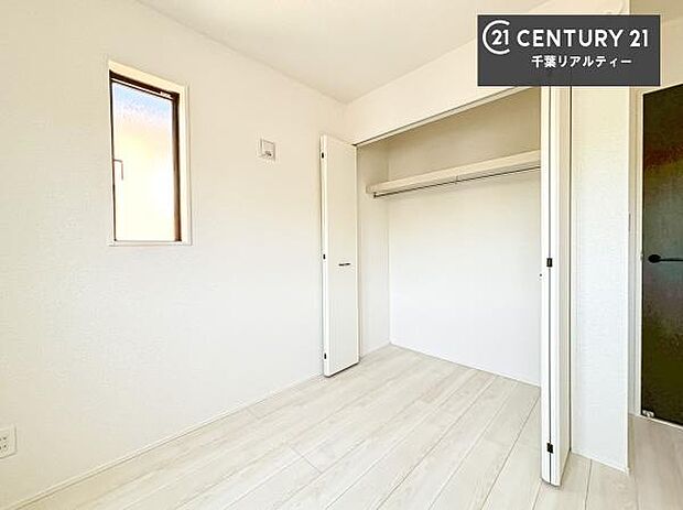 収納スペースがしっかり確保されているため、おもちゃや学用品もサッと片付き、いつでもスッキリ。綺麗な空間が保てます!