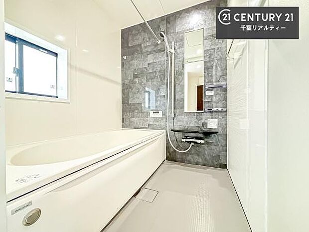 落ち着きある大人の雰囲気のバスルームは、味が出ていてバスタイムが充実!お仕事頑張っているご褒美にお好みの香りの入浴剤を入れて、楽しんでみてはいかがでしょうか?