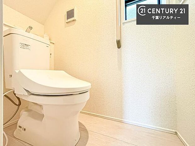 1・2階にトイレがございます!朝の忙しい時間帯も待たずにすみそうですね。白を基調とした清潔感のあるトイレでお手入れがしやすいです!