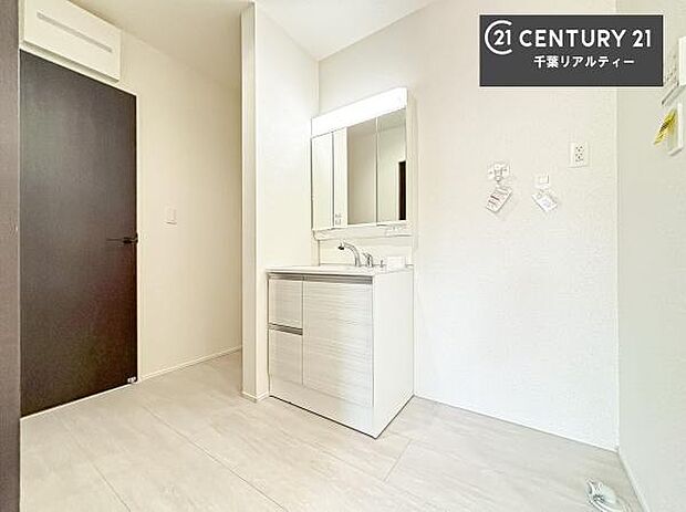 清潔感のある洗面室です。空間にゆとりがあり、毎日の身支度も快適に行えます。鏡まわりも見やすく、お化粧や身だしなみチェックにも便利な使い勝手の良い空間です。