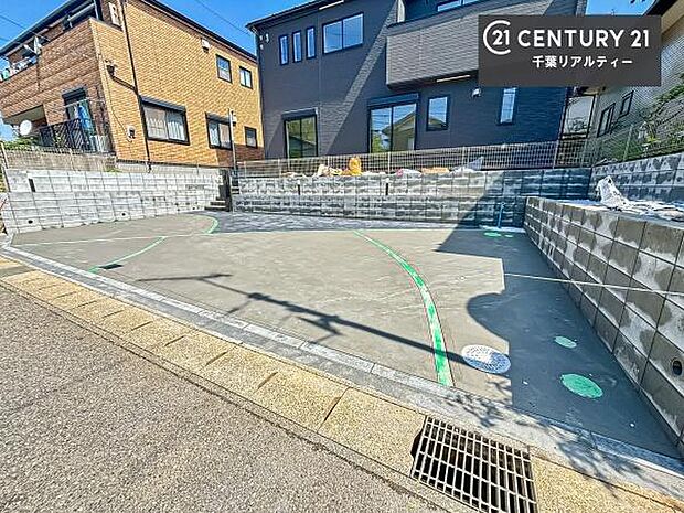 駐車スペースは3台分あります!セカンドカーはもちろん、バイクや自転車なども置き場所に困りません。