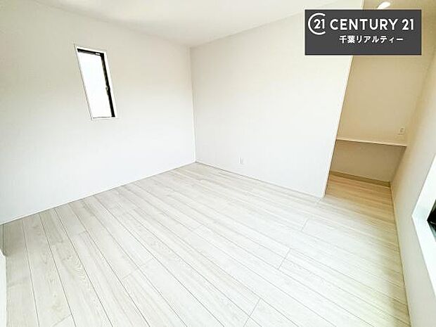 居室には、カウンター付き!お子様の学習スペースやおしゃれなインテリアを飾って自分色にお部屋を造り上げることができます!